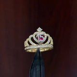 Anillo de Quinceañera Corona Real "Mis 15" en Oro Amarillo de 10K con Piedra Roja