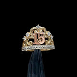 Anillo de Quinceañera Corona de Filigrana "Mis 15" en Oro Tricolor de 14K con Circonias