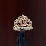 Anillo de Quinceañera Corona de Filigrana "Mis 15" en Oro Tricolor de 14K con Circonias